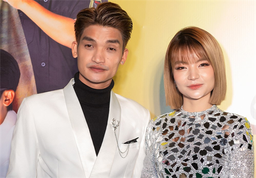 Vợ chồng Mạc Văn Khoa tình tứ ở sự kiện